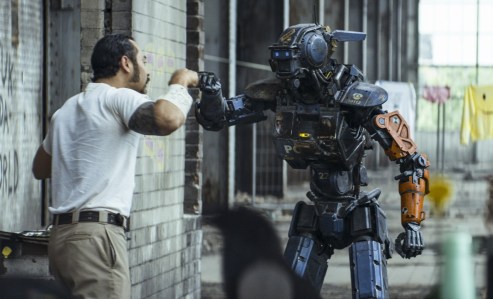Chappie - Jose Pablo Cantillo, Chappie (Sharlto Copley)