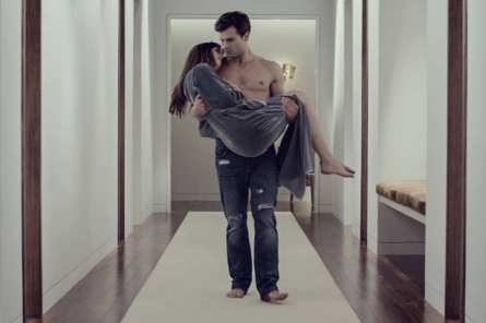 Fifty Shades of Grey - Jamie Dornan, Dakota Johnson (carrying)