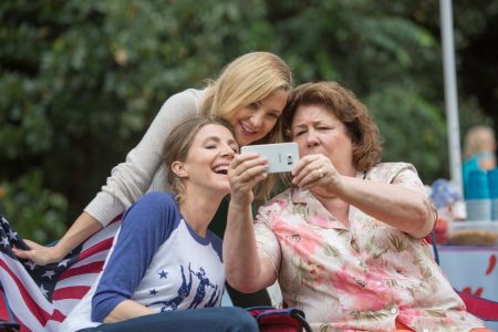 Mother's Day - Sarah Chalke, Kate Hudson, Margo Martindale